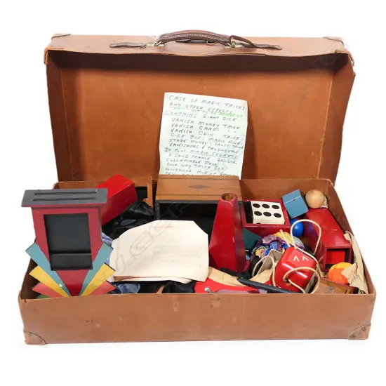 SUITCASE OF OLD MAGICIANS TRICKS DETAILS INSIDE INDEPENDENT