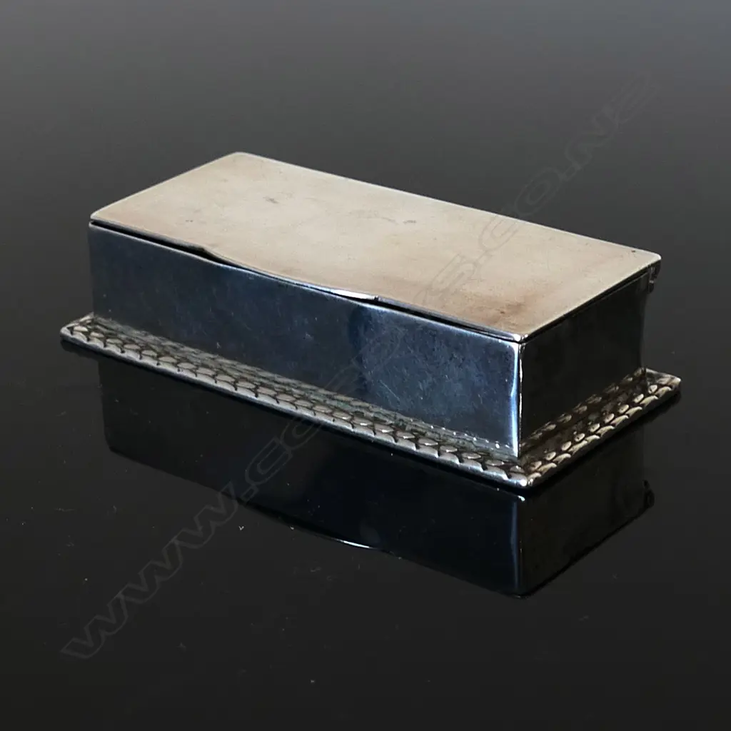 Chester 1919 Sterling Silver Hallmarked three stamp compartment box with cast laurel leaf bordered base Image 1++
