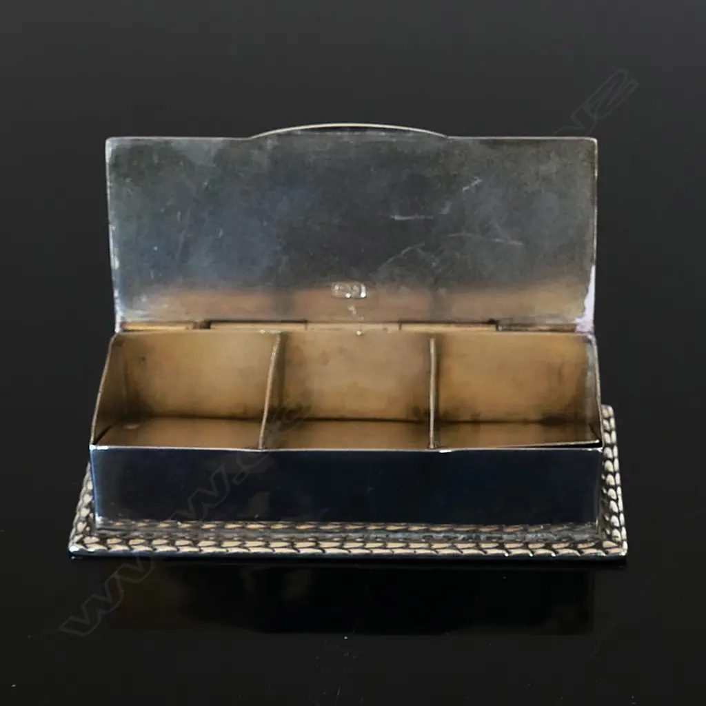 Chester 1919 Sterling Silver Hallmarked three stamp compartment box with cast laurel leaf bordered base Image 1++
