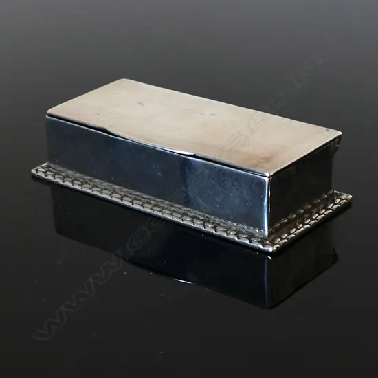 Chester 1919 Sterling Silver Hallmarked three stamp compartment box with cast laurel leaf bordered base