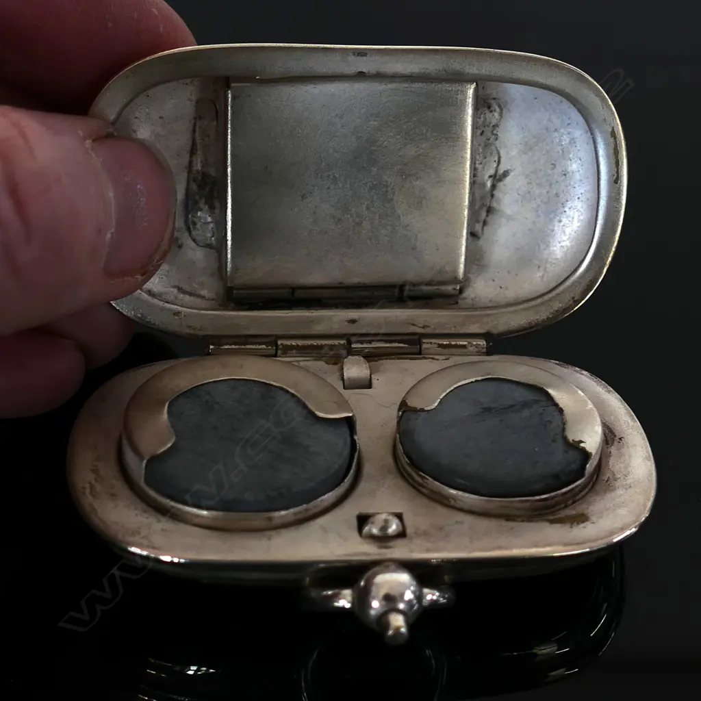 Silver Plated Sovereign Case complete with single stamp compartment contained within the top Image 1++