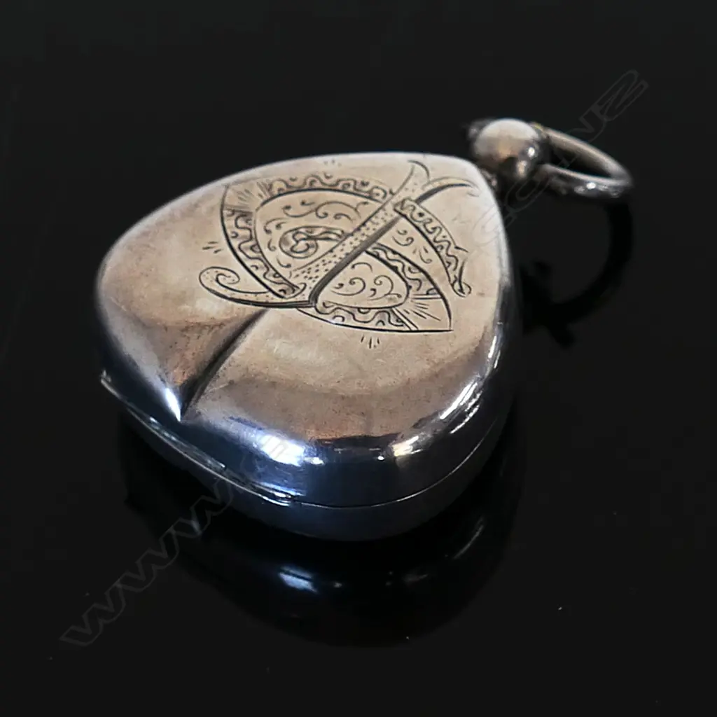 1899 Birmingham Hallmarked unusual Heart shaped Silver Sovereign Case Image 1++