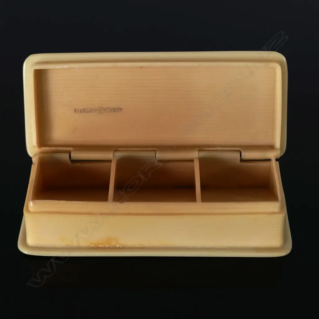 1950s Vintage Three Compartment Stamp Box, Image 1++