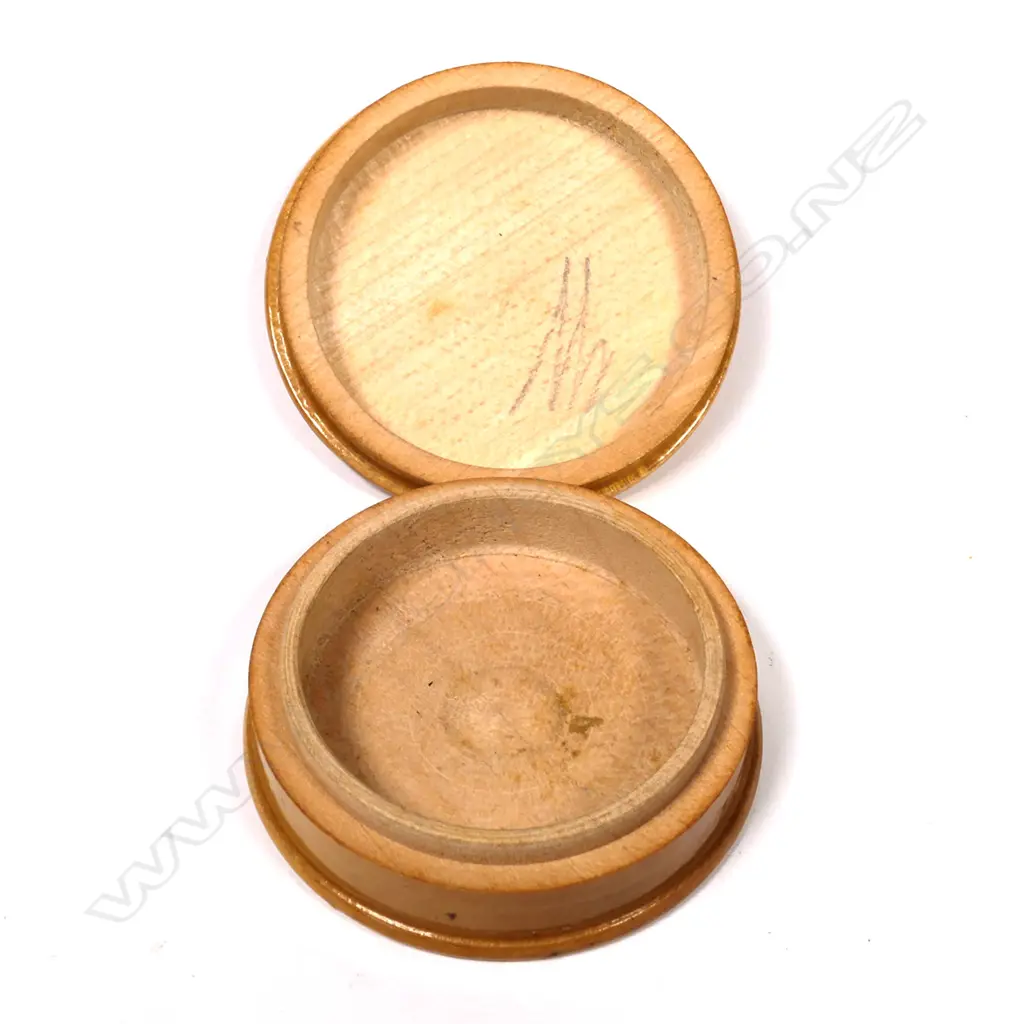 Mauchline Ware Single Stamp Compartment Circular Stamp Box, Image 1++