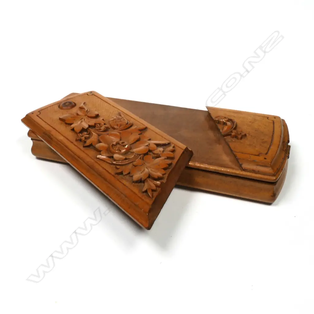 Finely Carved Boxwood Three Compartment Stamp Box, Image 1++