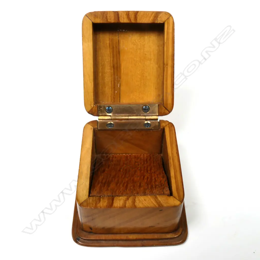 Wooden Single Stamp Compartment, with a replica enamelled Argentina stamp, Image 1++
