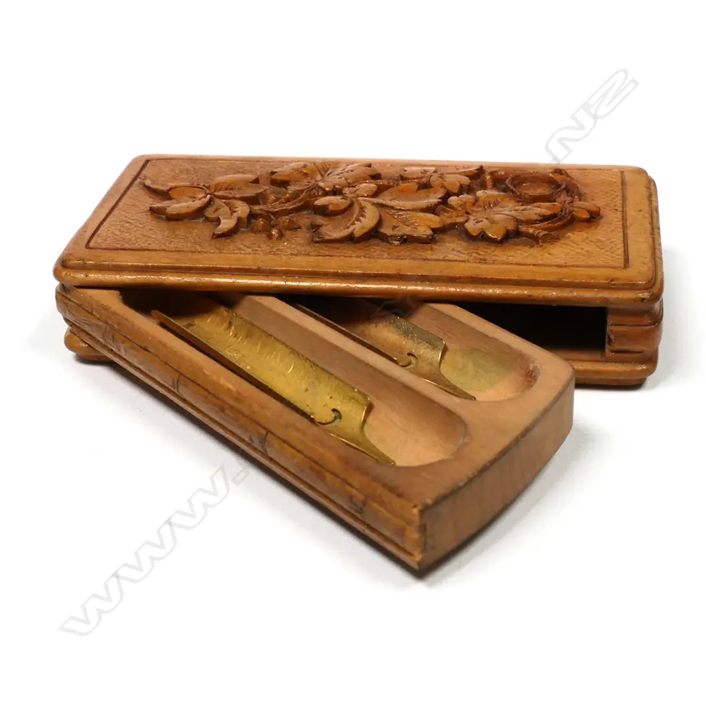 Wooden Pen Nib Box with a top carved with a floral motif. Image 1++