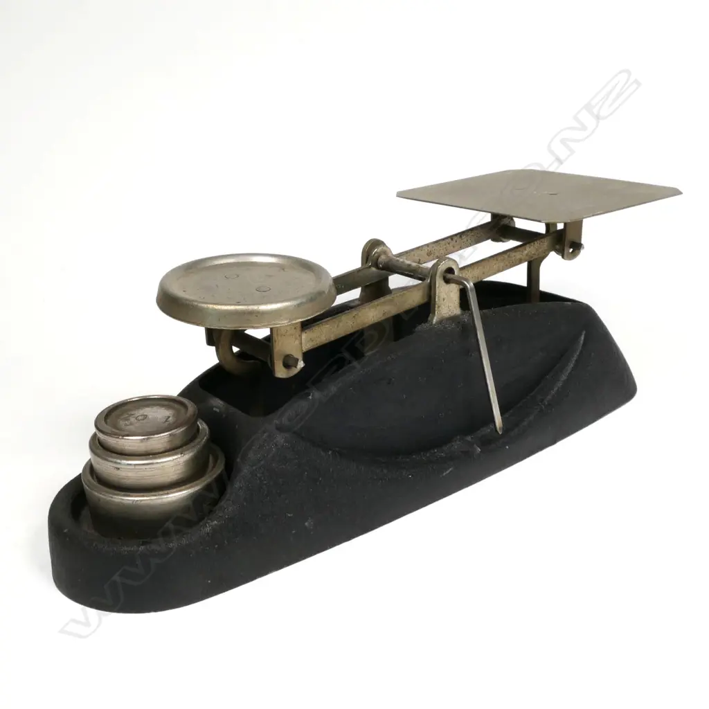 Vintage Scales, weighs up to 4 oz Image 1++