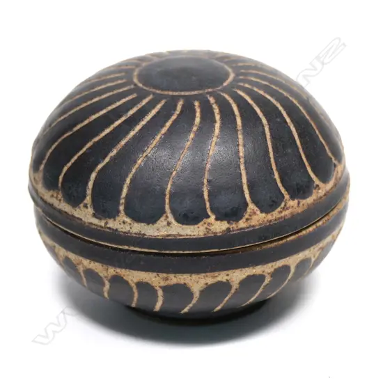 Graeme Storm stoneware small lidded box