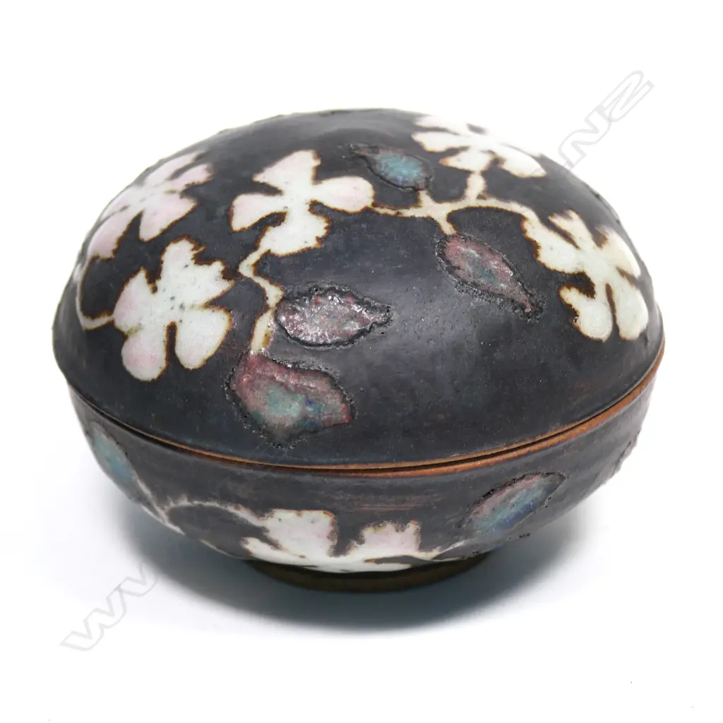 Graeme Storm stoneware lidded box Image 1++