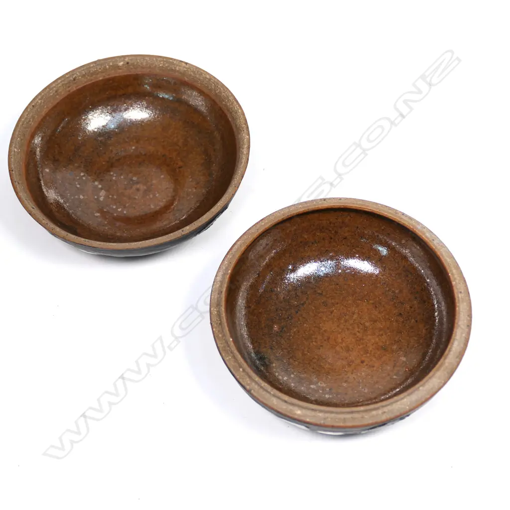 Graeme Storm stoneware lidded box Image 1++