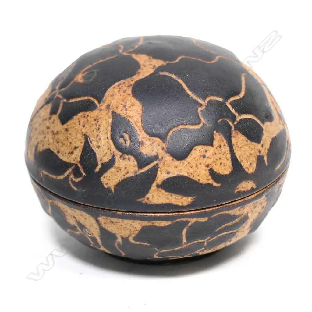 Graeme Storm stoneware small lidded box Image 1++