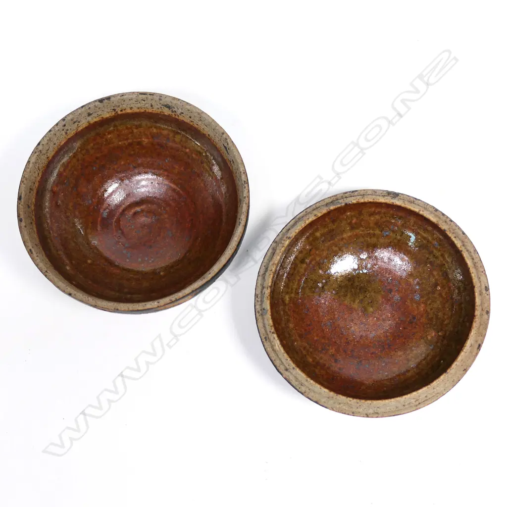 Graeme Storm stoneware small lidded box Image 1++