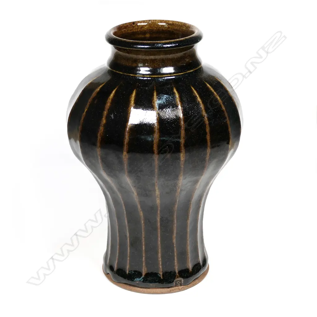Graeme Storm baluster fluted vase Image 1++