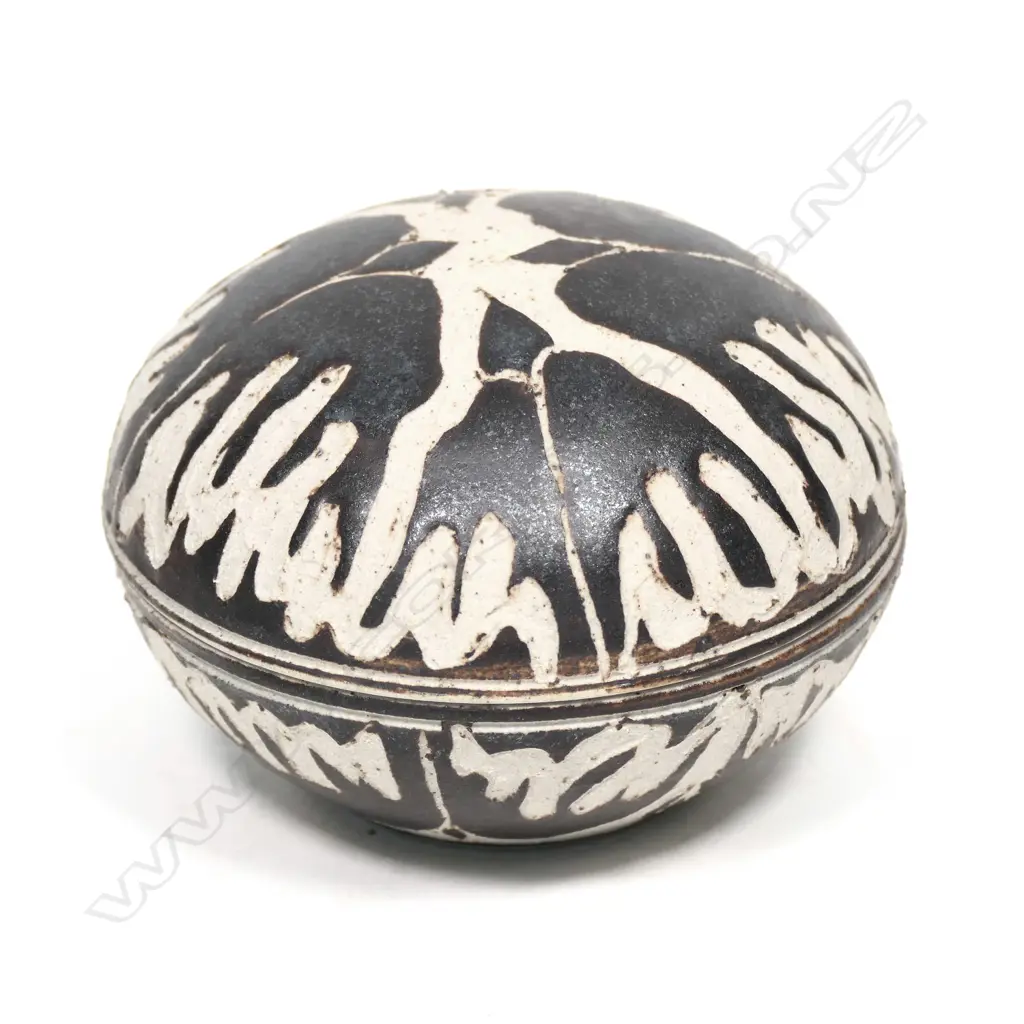 Graeme Storm stoneware lidded circular box Image 1++