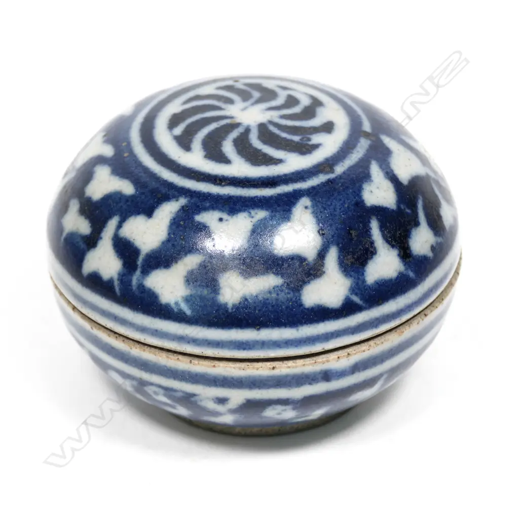 Graeme Storm stoneware lidded small circular box Image 1++