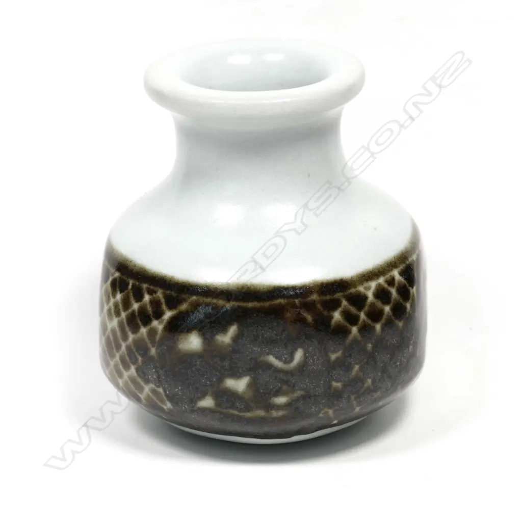 Graeme Storm porcelain squared squat vase Image 1++