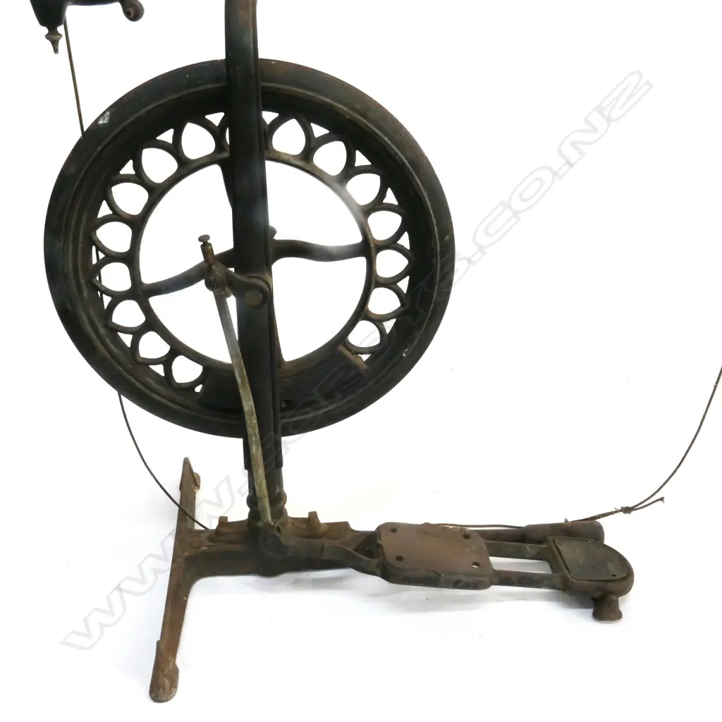 (P45) DENTAL DRILL, CAST IRON FOOT OPERATED Image 1++