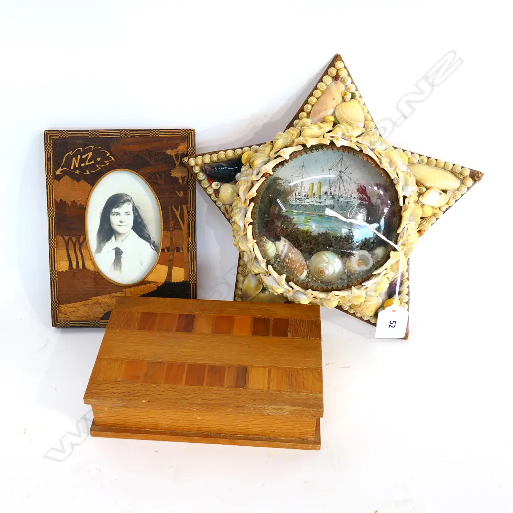 SHELL ART STAR SHAPED FRAMED DIORAMA Image 1++