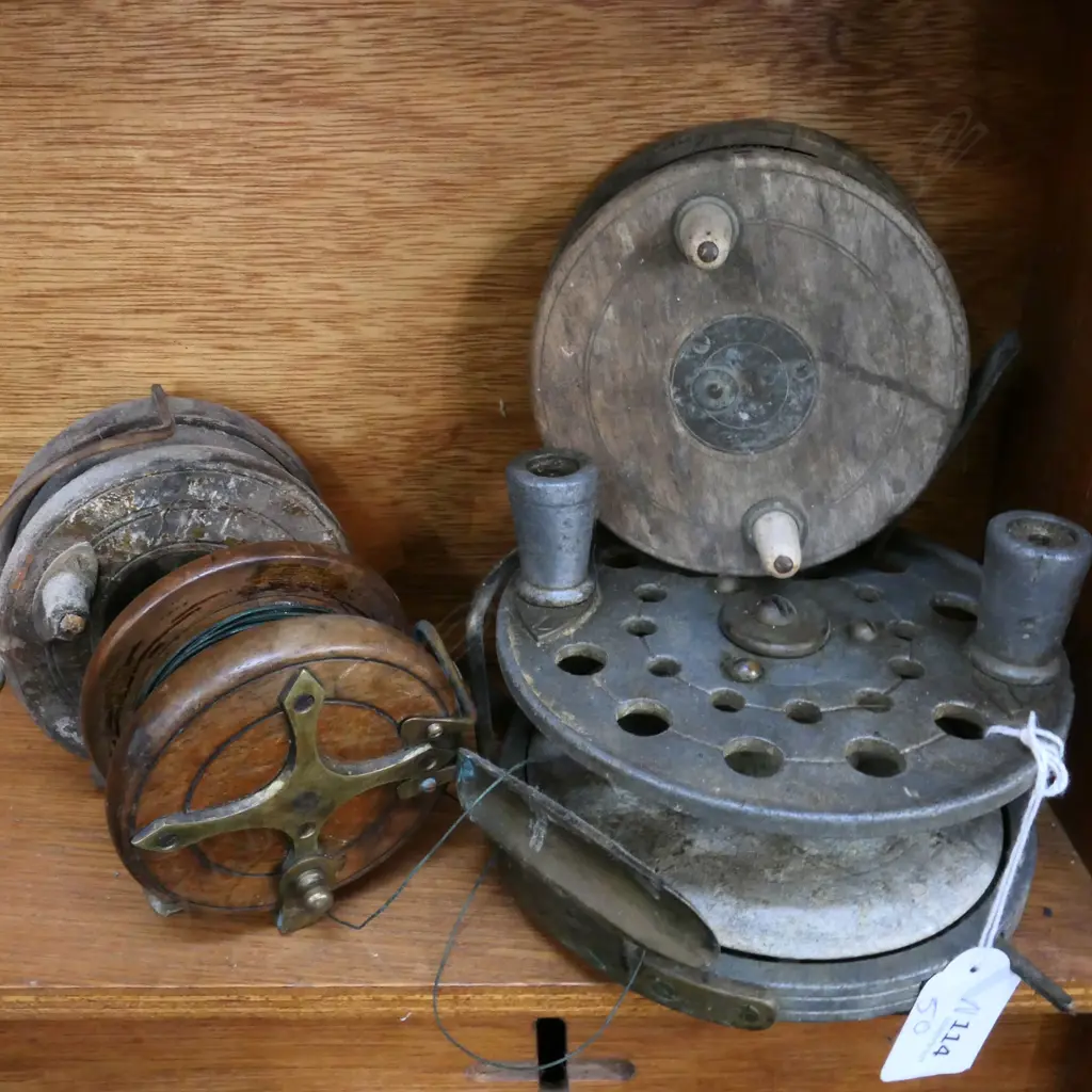 (M50) FOUR OLD WOOD & METAL FISHING REELS Image 1++