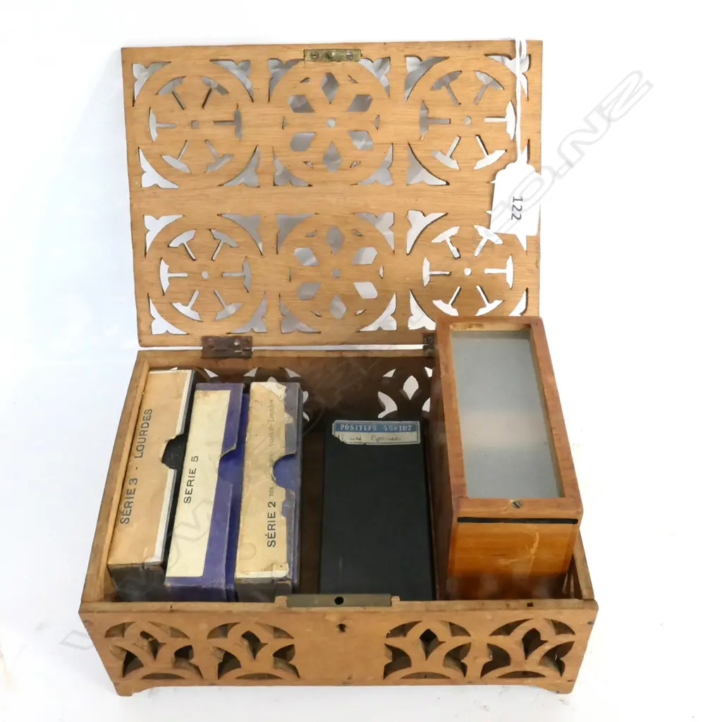 4 BOXES STEROSCOPIC GLASS SLIDES & VINTAGE SLIDE VIEWER, HOUSED IN FRETWORK BOX 210 x 150mm Image 1++