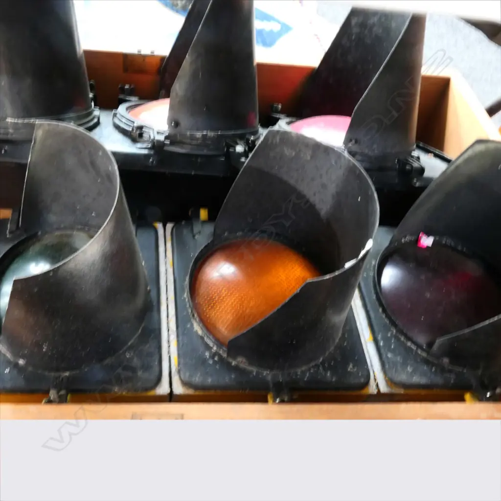 VINTAGE 3 LIGHT TRAFFIC LIGHT. H.940mm Image 1++