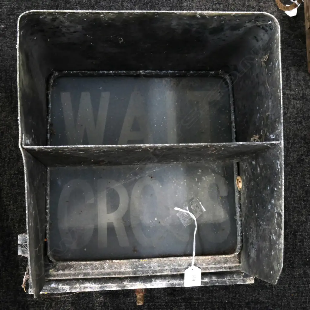 PEDESTRIAN CROSSING SIGNAL LIGHT. H.370mm Image 1++