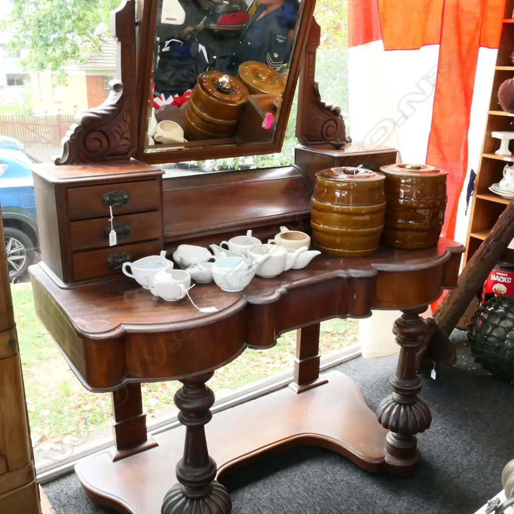 VICTORIAN MAHOGANY DRESSING TABLE. w.1180mm Image 1++
