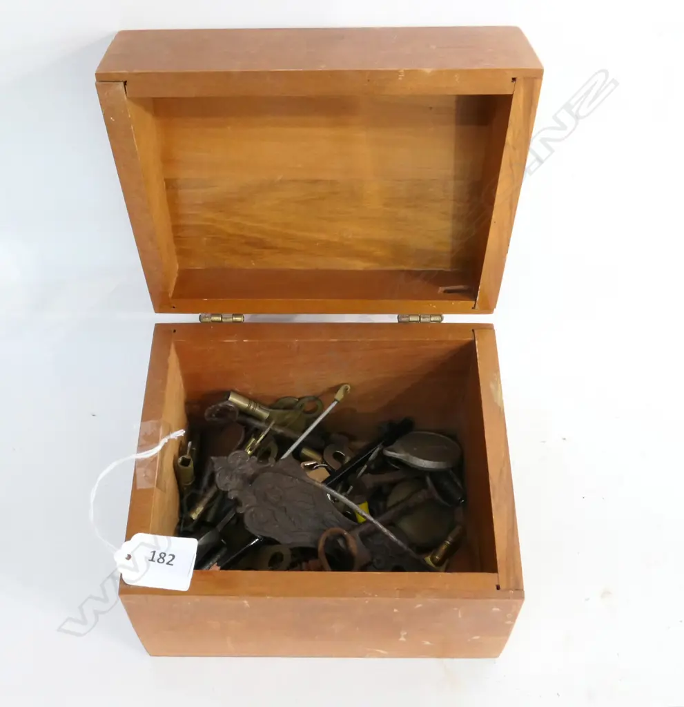 BOX OF ASST CLOCK KEYS, ETC Image 1++