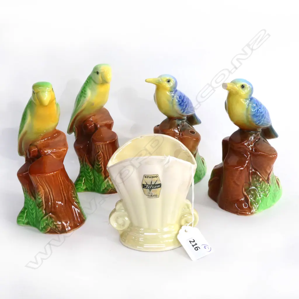 4 CROWN LYNN POTTERY BIRD ORNAMENTS H.150mm & TITIAN STUDIOS VASE Image 1++