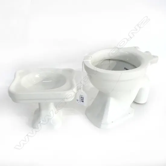 2 TRAVELLER'S SAMPLE ARMITAGE TOILET PAN & PEDESTAL BASIN (AF) H.130mm