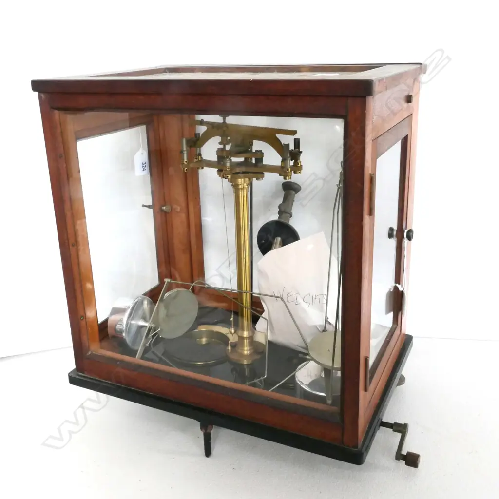 (P33) SET OF SCIENTIFIC BALANCE SCALES IN MAHOG CASE, WITH MONOCULAR READING. H.340mm Image 1++