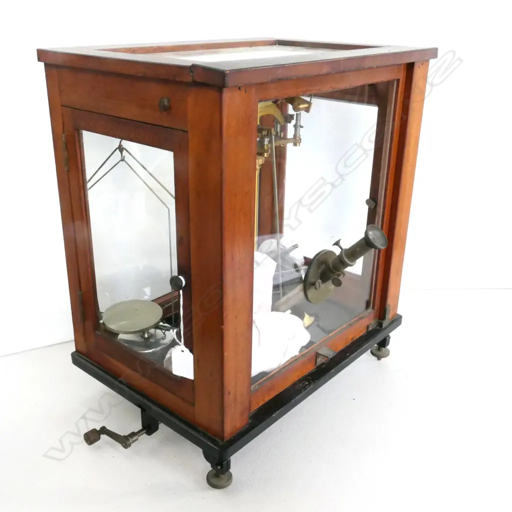 (P33) SET OF SCIENTIFIC BALANCE SCALES IN MAHOG CASE, WITH MONOCULAR READING. H.340mm Image 1++
