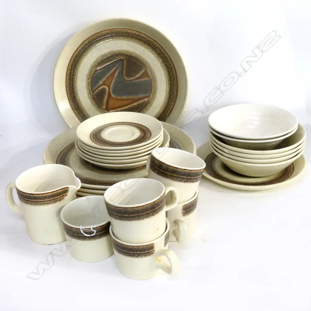 CROWN LYNN 'EARTHSTONE' INCOMPLETE DINNER SERVICE & 2 C/L VINTAGE BOWLS AF Image 1++