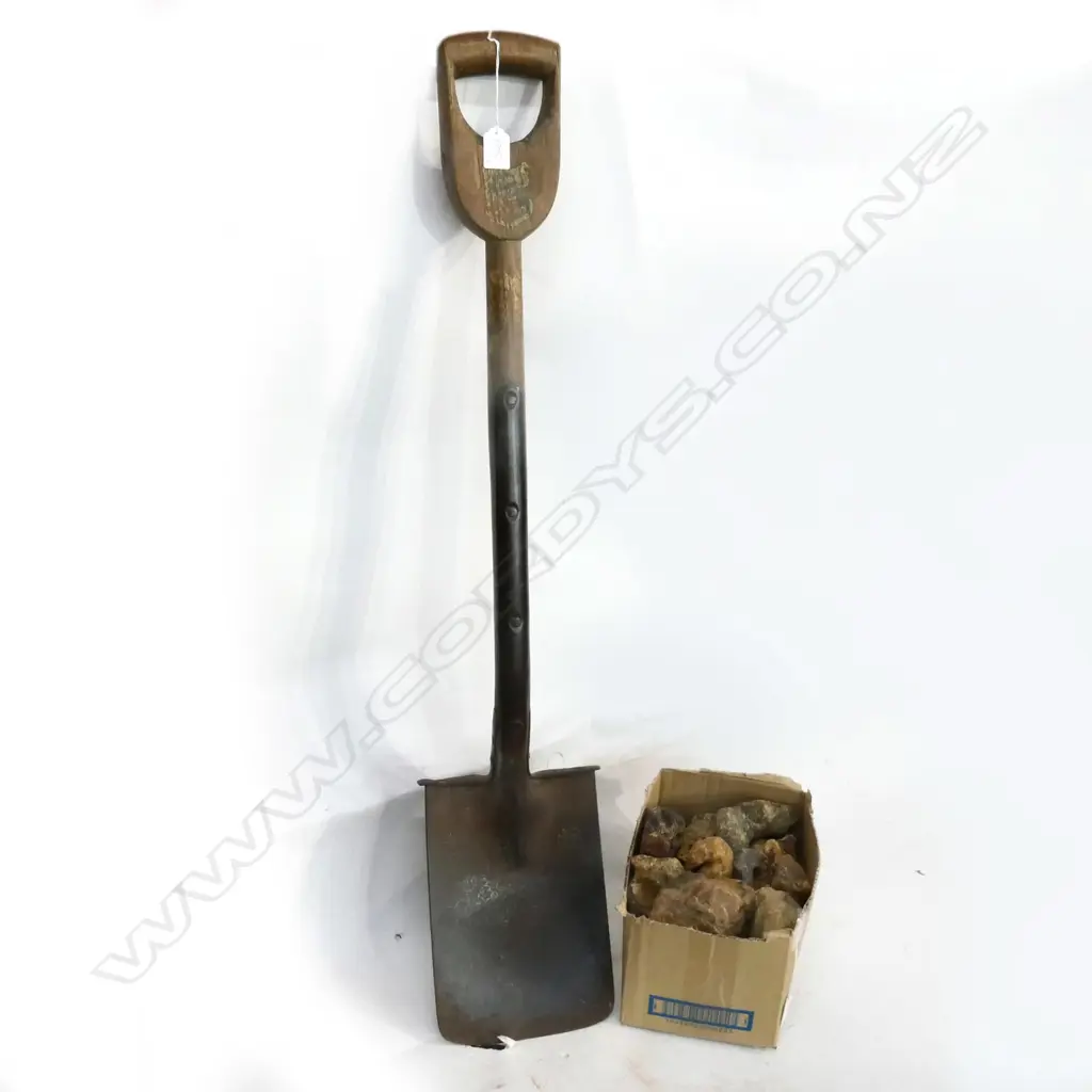 'KIA ORA' GUM DIGGGER'S SPADE AND BOX OF KAURI GUM NUGGETS Image 1++