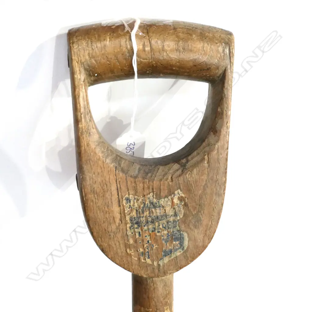 'KIA ORA' GUM DIGGGER'S SPADE AND BOX OF KAURI GUM NUGGETS Image 1++