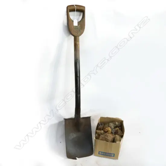 'KIA ORA' GUM DIGGGER'S SPADE AND BOX OF KAURI GUM NUGGETS