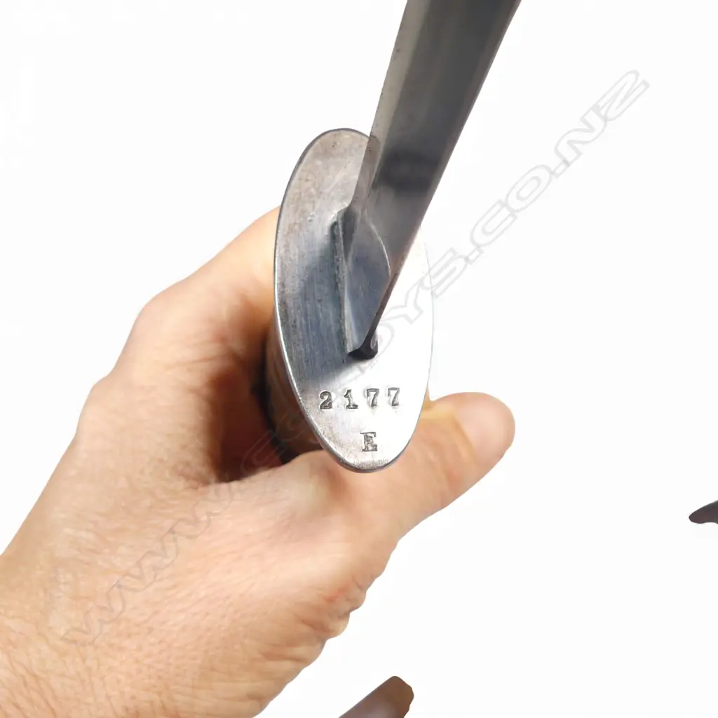 Dutch Stormdolk Model 1915 Commando Knife with a large wooden 8 groove handle with swollen pommel and two steel rivets, Image 1++