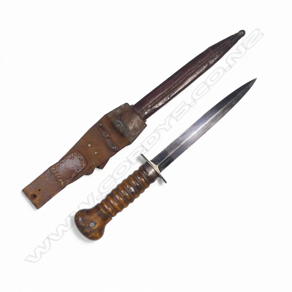 Dutch Stormdolk Model 1915 Commando Knife with a large wooden 8 groove handle with swollen pommel and two steel rivets, Image 1++