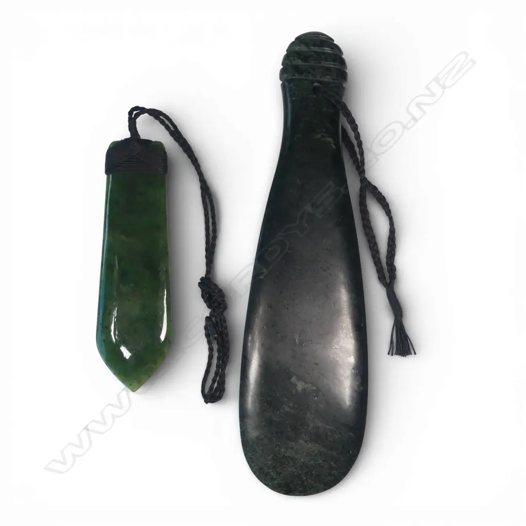 A contemporary mere pounamu of traditional spatula shape, Image 1++