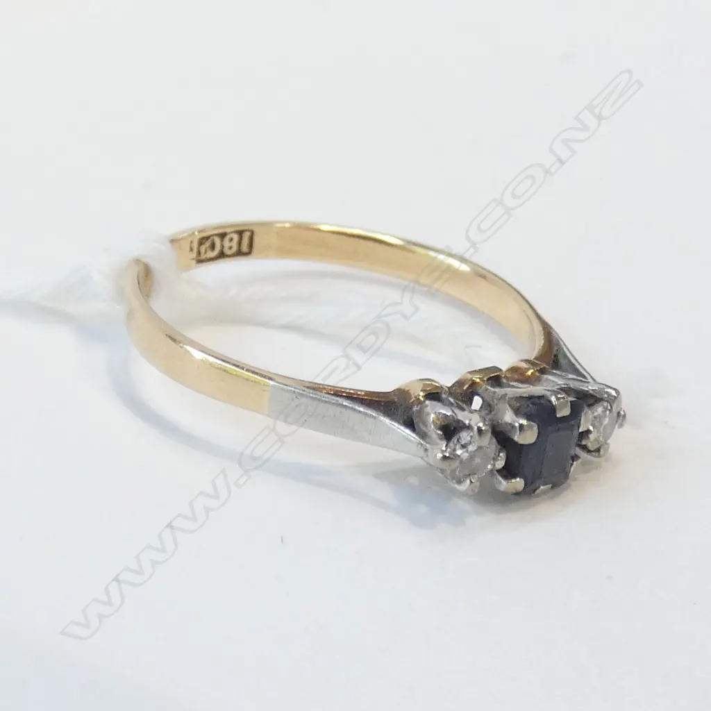 18CT GOLD SAPPHIRE & DIAMOND RING  Image 1++