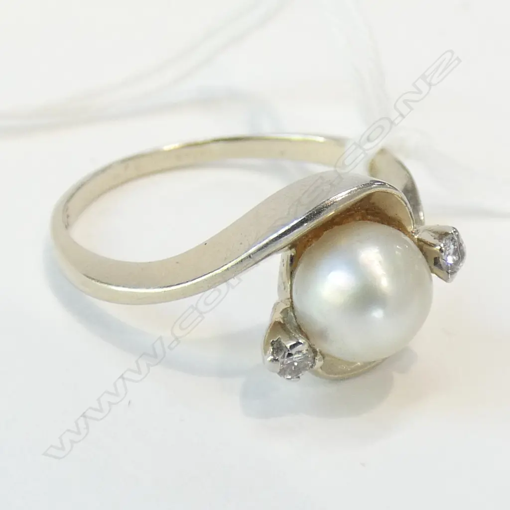 18CT WHITE GOLD PEARL & DIAMOND RING  Image 1++