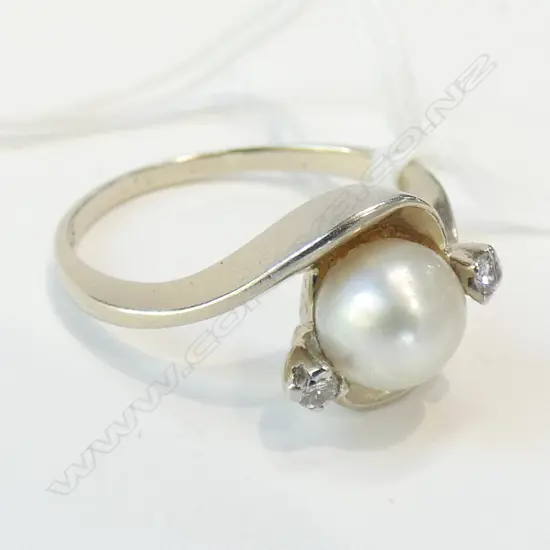 18CT WHITE GOLD PEARL & DIAMOND RING 