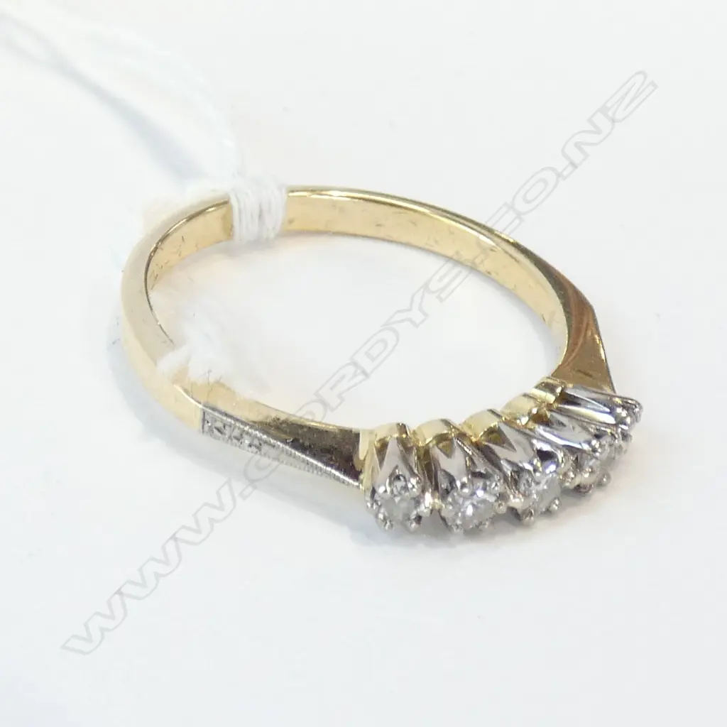 18CT & 5 DIAMOND ETERNITY/ENGAGEMENT RING Image 1++