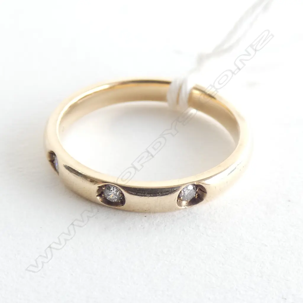 9CT GOLD AND DIAMOND BAND Image 1++