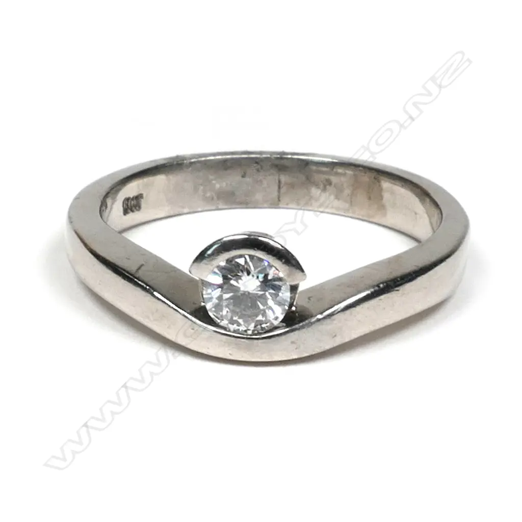 An 18ct white gold solitaire diamond ring, Image 1++