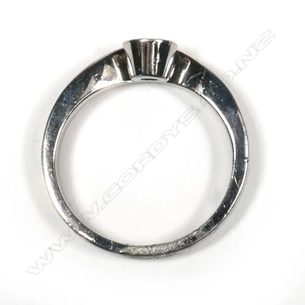 An 18ct white gold solitaire diamond ring, Image 1++