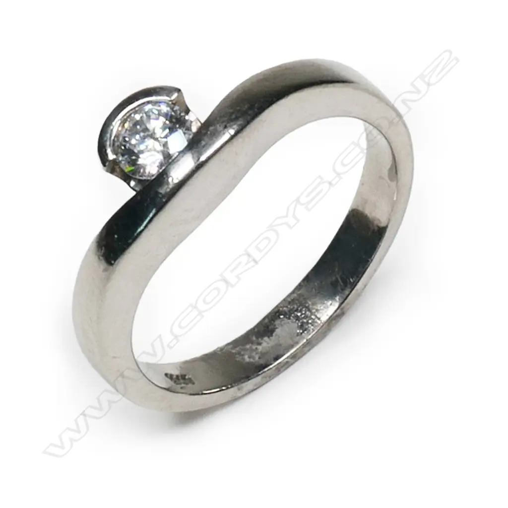 An 18ct white gold solitaire diamond ring, Image 1++
