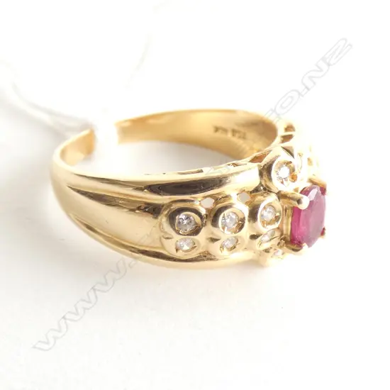 18CT GOLD RUBY AND DIAMOND RING (VAL)