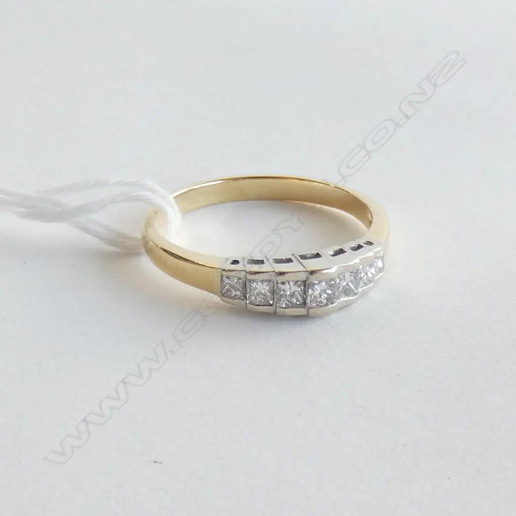 18CT GOLD AND 7 STONE DIAMOND RING (VAL) Image 1++